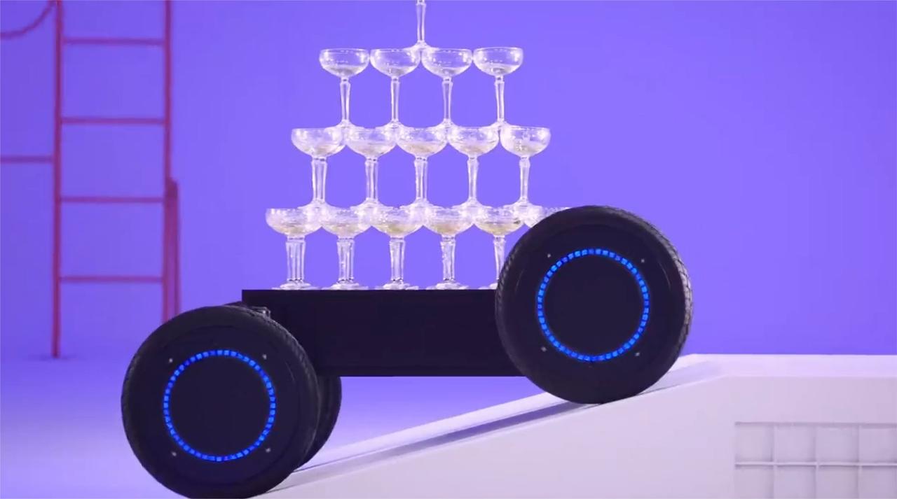 这个汽车底盘太强大了，是个机器人，运杯子能做到滴水不漏