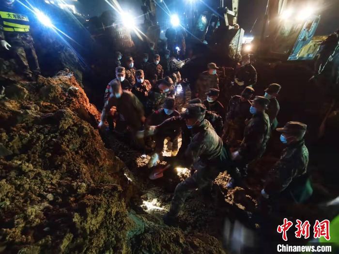 贵州毕节市金海湖新区一在建工地发生山体滑坡：10人无生命体征 仍有4人失联