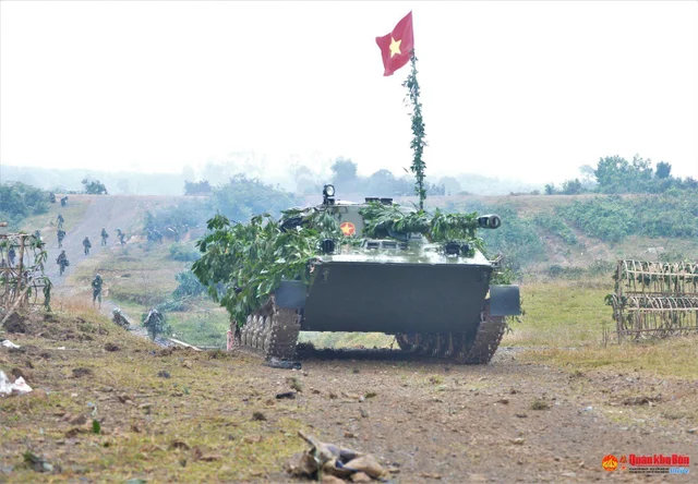 2021年12月，越南陆军的PT-76在演习带领步兵冲击