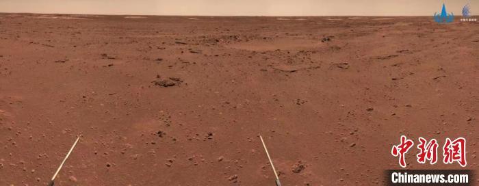 “祝融号”火星车拍摄火面地貌。（图片来源：国家航天局）