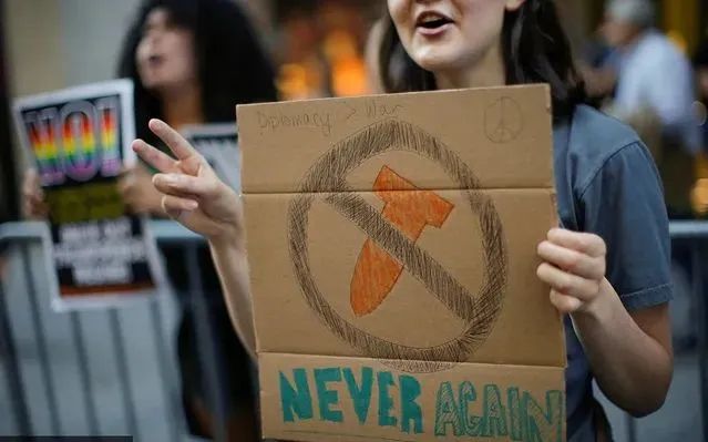 2017年，美国民众集会呼吁避免核战争。图源：外媒