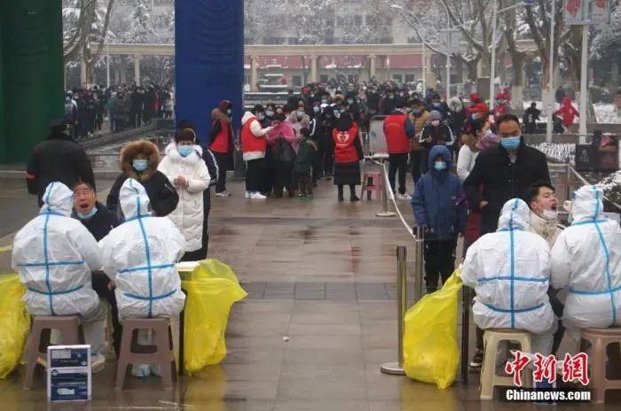 图为郑州市民排队进行核酸检测。中新社记者 韩章云 摄