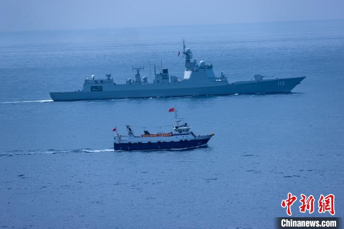 乌鲁木齐舰为8艘中国籍船舶护航。 杜江帆 摄