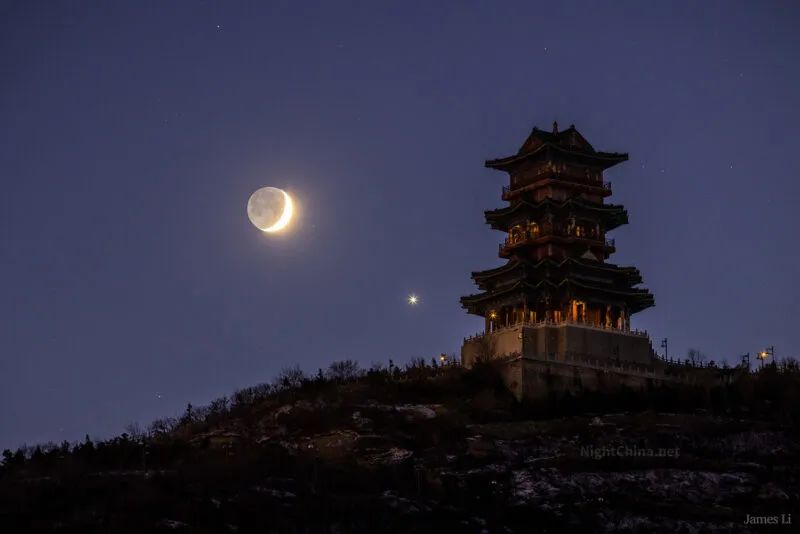 2021年11月8日的金星伴月，公爵摄于北京 | 夜空中国