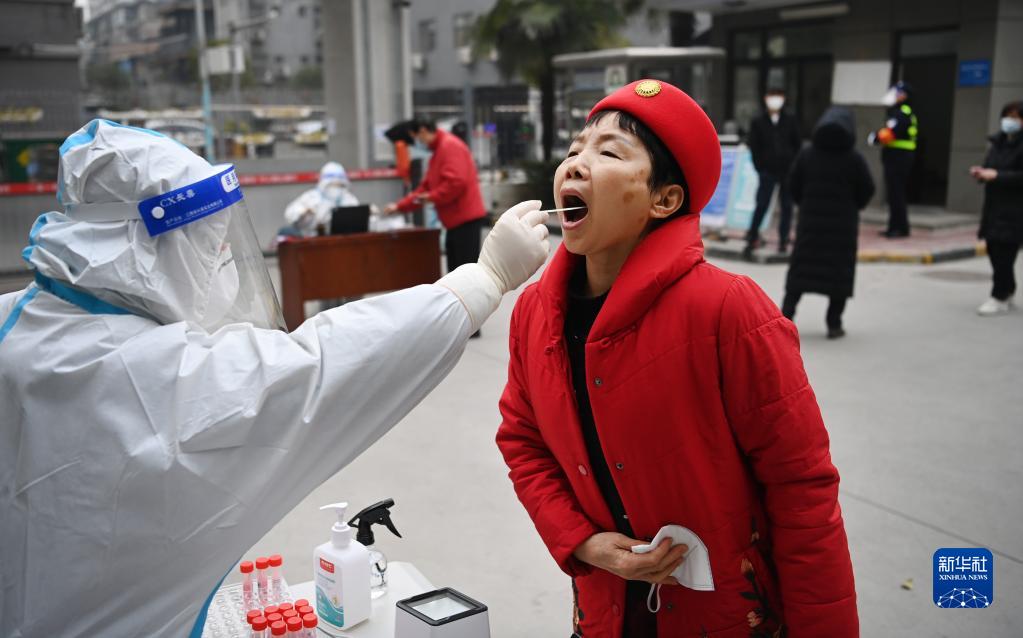  1月4日，居民在西安市新城区新民社区进行核酸采样。新华社记者 陶明 摄