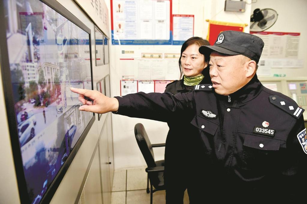  胡永鹏正在查看辖区内的监控录像。（武汉市公安局青山区分局提供）