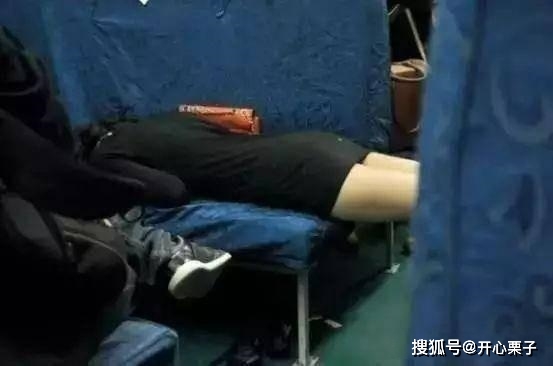 搞笑GIF趣图:姑娘,火车上这样睡觉,很不文明啊!-魔性次元