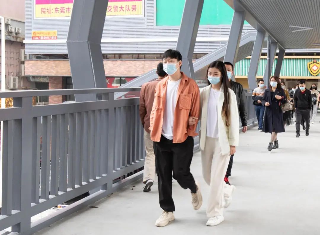 超方便!东莞又一座人行天桥建成,位于黄河时装城商圈休闲区蓝鸢梦想 - Www.slyday.coM 超方便!东莞又一座人行天桥建成,位于黄河时装城商圈休闲区蓝鸢梦想 - Www.slyday.coM