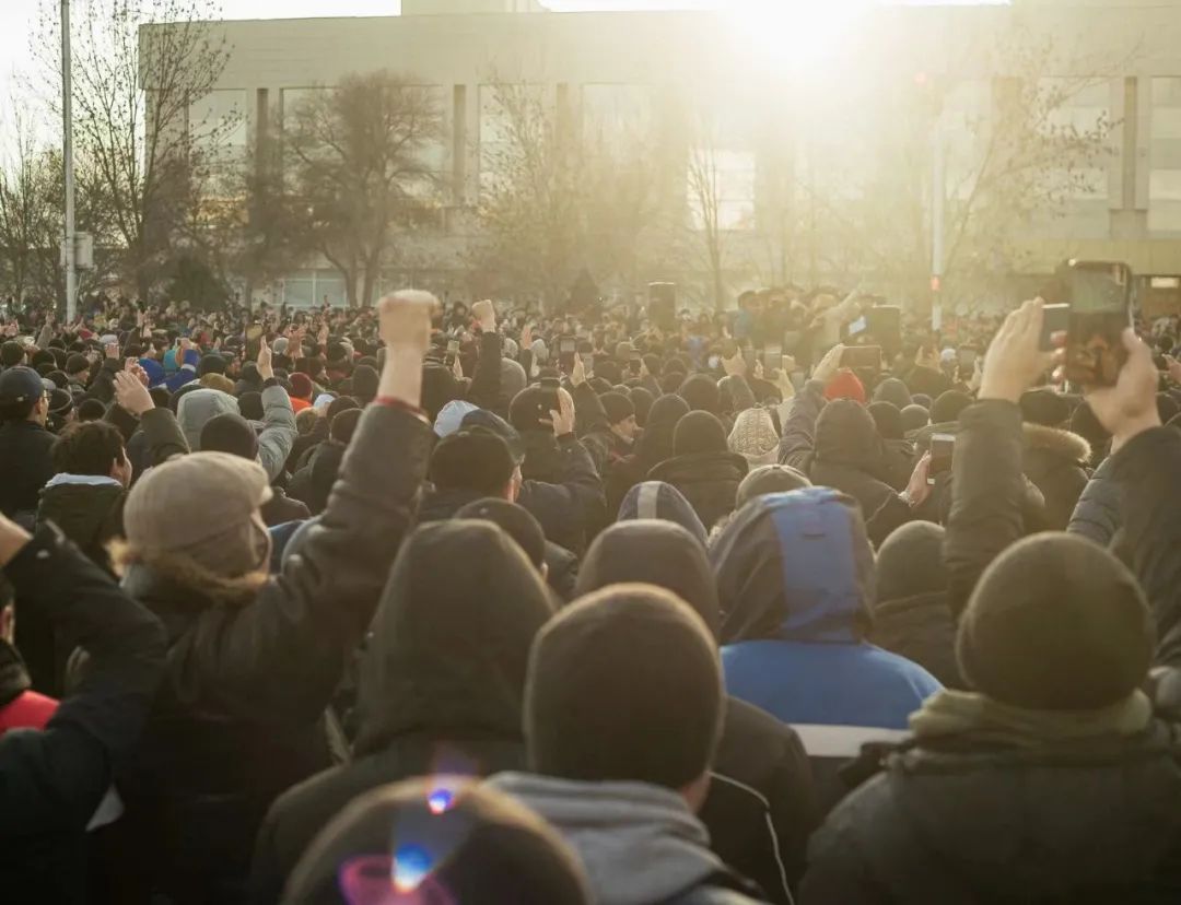 当地时间2022年1月4日，哈萨克斯坦阿克套，由于液化天然气价格上涨，民众举行示威抗议活动。图/IC photo