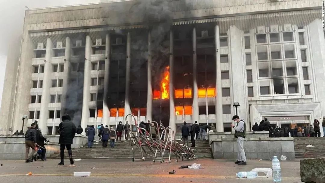 当地时间1月5日，抗议者向阿拉木图市政府大楼纵火 图源：美媒