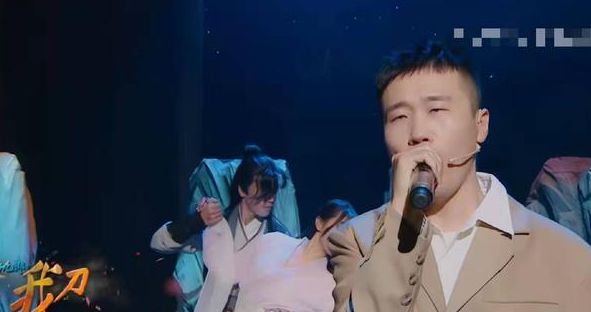 周九良演唱《笑傲江湖》的部分,丛林背景让观众秒入戏,一幅江湖隐士的
