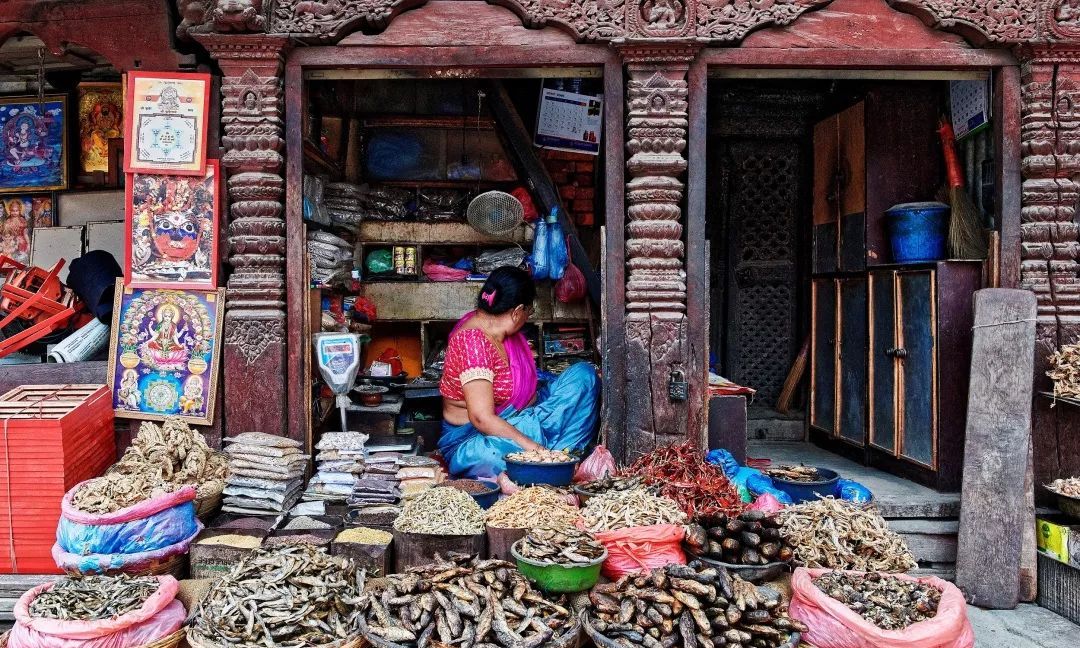 继越南、日本后，又一国家贴出中文标语，看清内容后国人忍俊不禁