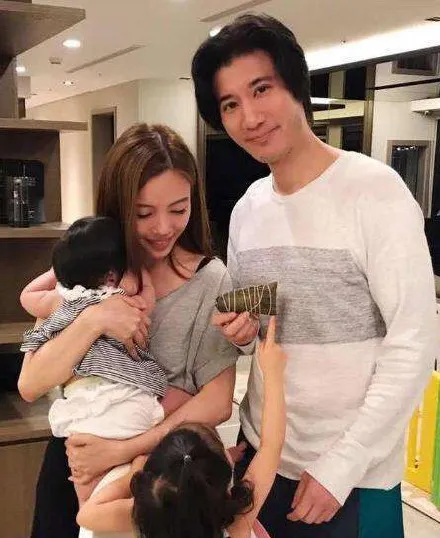 网曝李靓蕾妈妈是小三！男方年长她27岁，王家为此不满