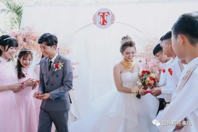 越南夫妻嫁女儿，婚礼上拿出70亿越南盾嫁妆，包括2套房1辆车
