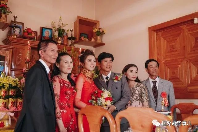 越南夫妻嫁女儿,婚礼上拿出70亿越南盾嫁妆,包括2套房1辆车