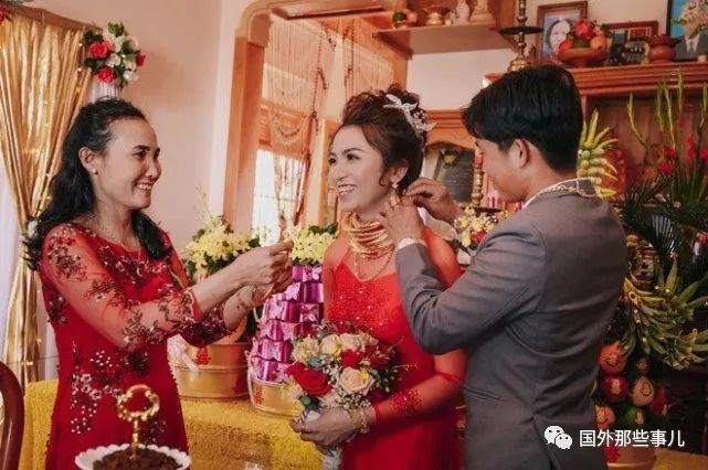 越南夫妻嫁女儿,婚礼上拿出70亿越南盾嫁妆,包括2套房1辆车
