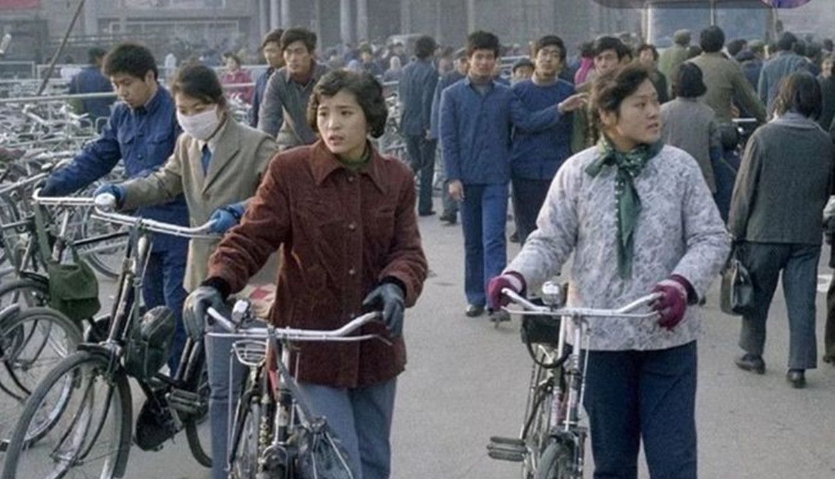 70年代的中国某单位的奔驰轿车绿军装女孩非常清纯