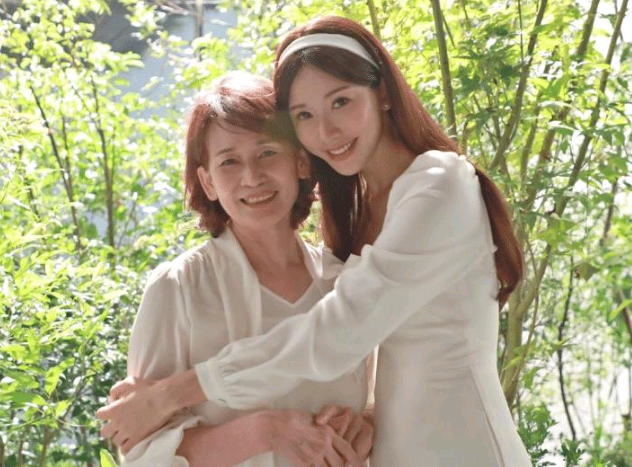 入乡随俗！林志玲婚后打扮越来越像<a href=