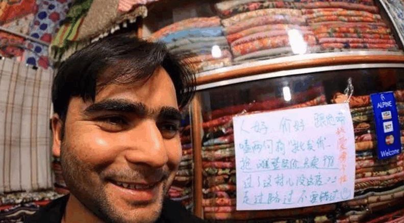 继越南、日本后，又一国家贴出中文标语，看清内容后国人忍俊不禁