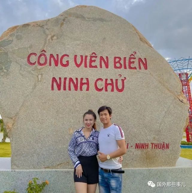 越南夫妻嫁女儿,婚礼上拿出70亿越南盾嫁妆,包括2套房1辆车