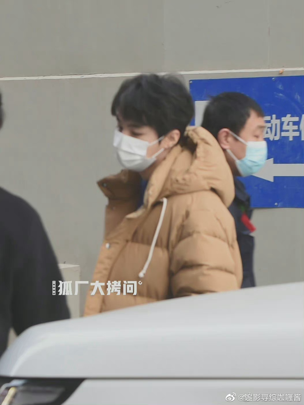 中文无码字幕中文有码字幕_王俊凯文联春晚录制 ,卡其色的外套让凯凯像个软fufu的小面包……