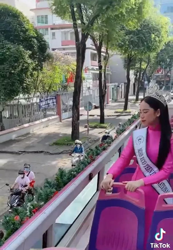 越南14岁选美冠军坐双层巴士在胡志明市“游街”