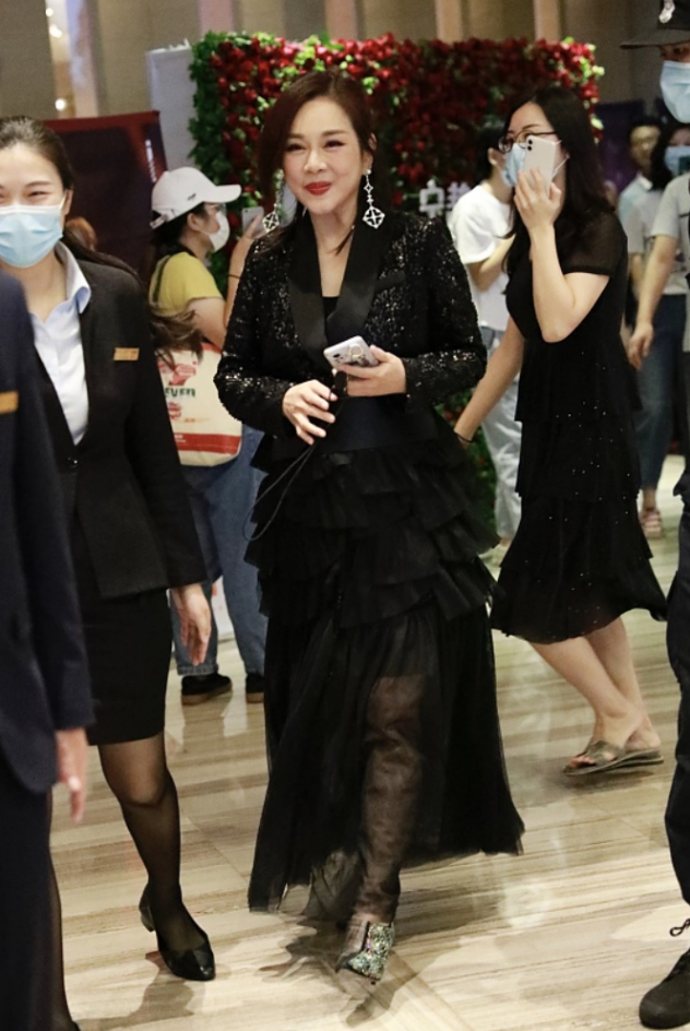 陈松伶微胖身材穿黑衣真显瘦,可这妆容也太浓了,显得有点俗
