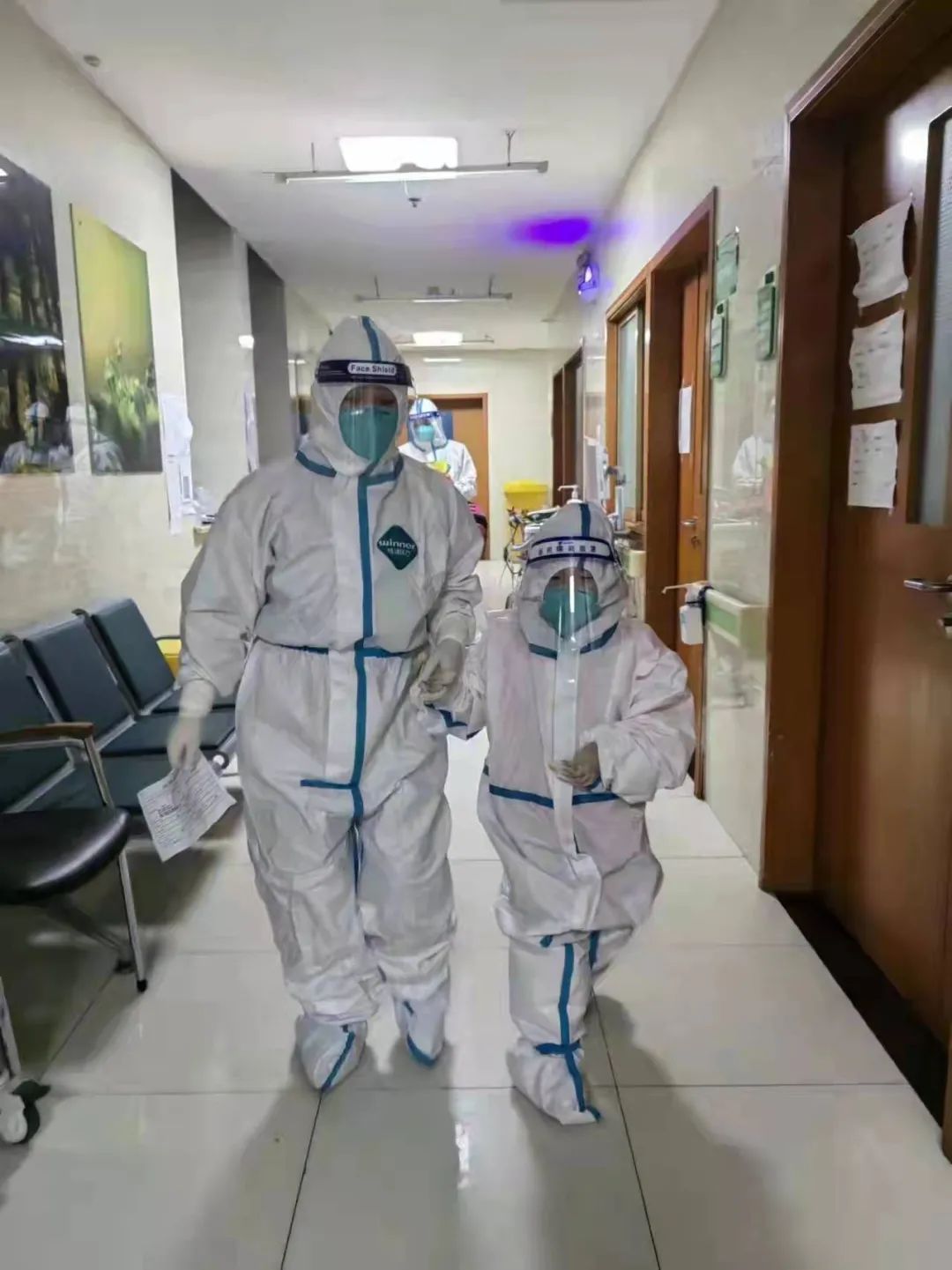 参加紧急支援西安市医疗救治抗击疫情的宝鸡市中心医院医疗队:4名新冠肺炎患者成功治愈出院休闲区蓝鸢梦想 - Www.slyday.coM 参加紧急支援西安市医疗救治抗击疫情的宝鸡市中心医院医疗队:4名新冠肺炎患者成功治愈出院休闲区蓝鸢梦想 - Www.slyday.coM