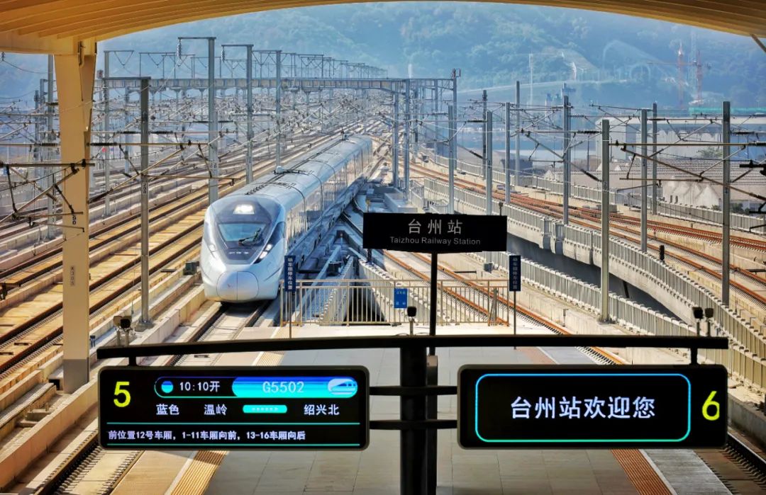 杭台高铁试运行列车驶进台州站。周围/摄