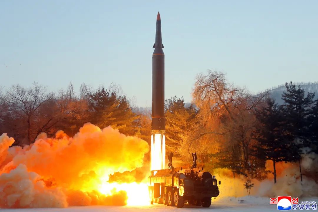 ▲这张朝中社提供的照片显示的是1月5日朝鲜进行高超音速导弹试射现场。新华社/朝中社