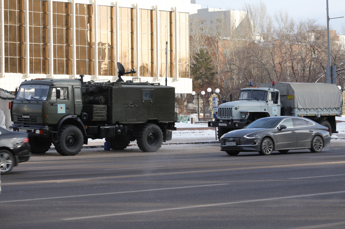 1月6日，军用车辆在哈萨克斯坦首都努尔苏丹的主要街道执勤。新华社 图