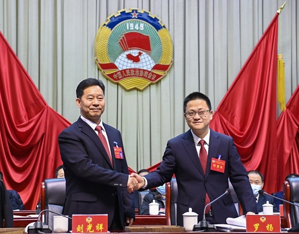 邱斌,区委副书记段婉娇,一届区政协主席刘建才等领导应邀出席开幕会