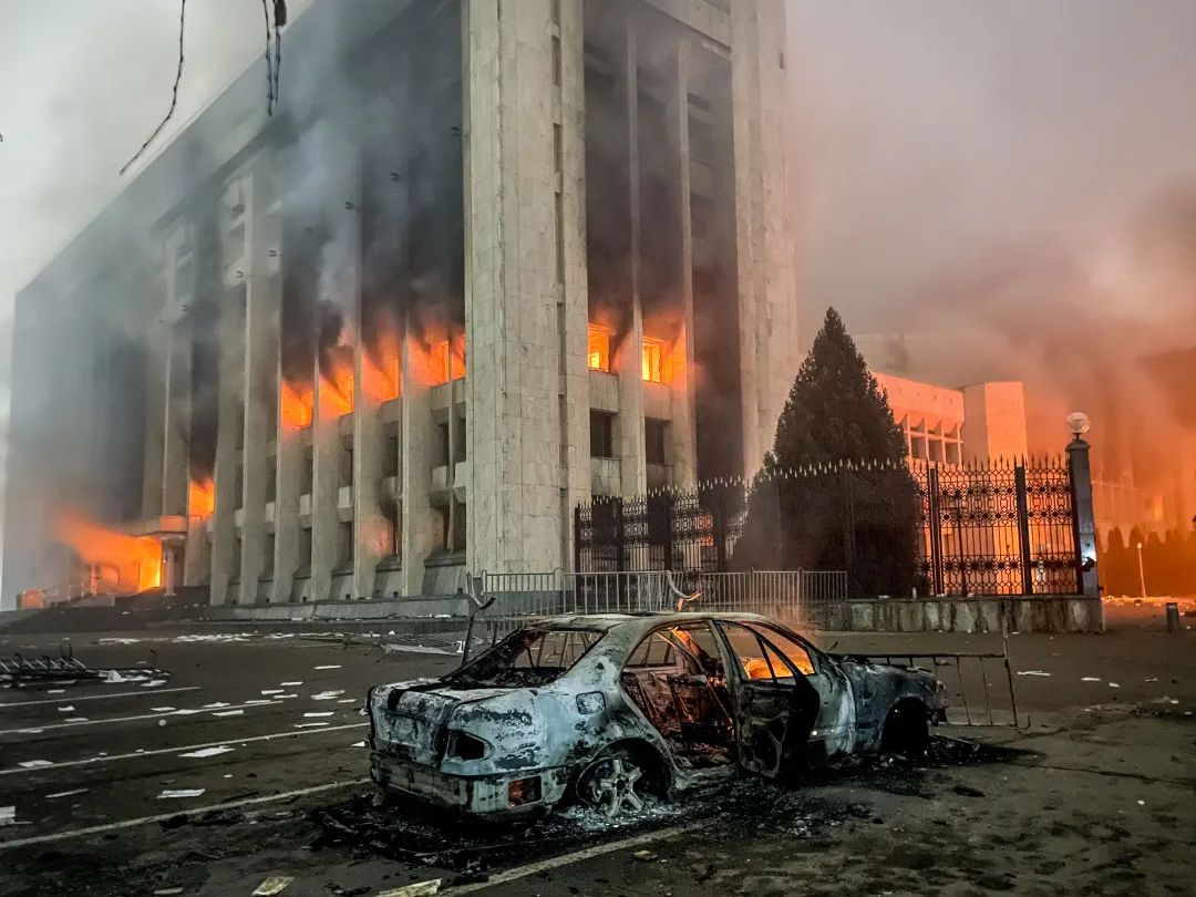 ▲当地时间2022年1月5日，哈萨克斯坦阿拉木图，由于液化天然气价格上涨，民众举行示威抗议活动，抗议者袭击了阿拉木图市长办公室。图/IC photo