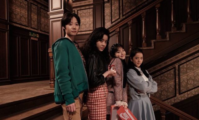 饰演桂芬玉一角的金惠允,饰演高慧玲一角的申正惠,饰演尹雪熙一角的崔