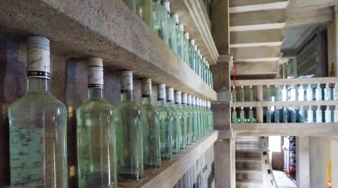 越南男子用捡来的酒瓶子造出了一座房子，花费了15年的时间