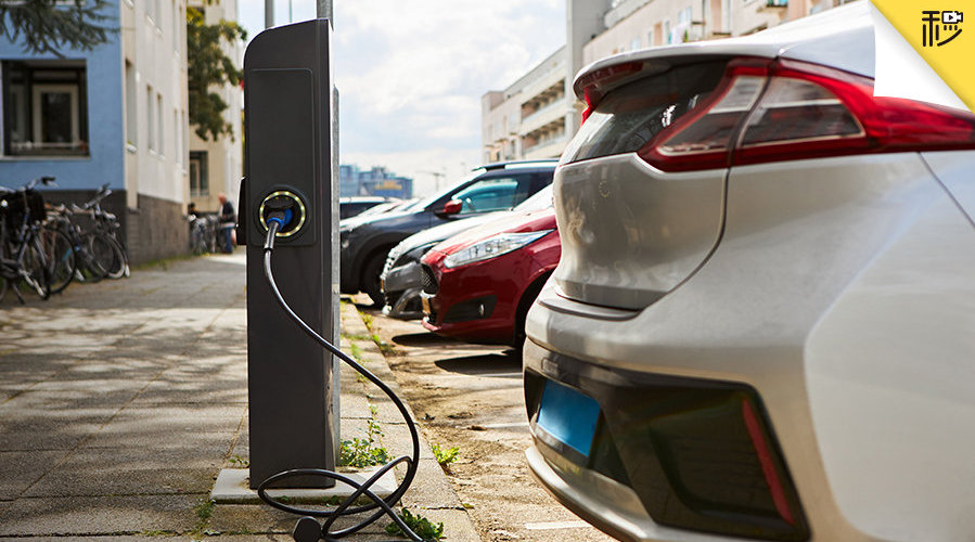 在2021年年末，各大保险公司对于电动汽车保险的保费实施了上调……