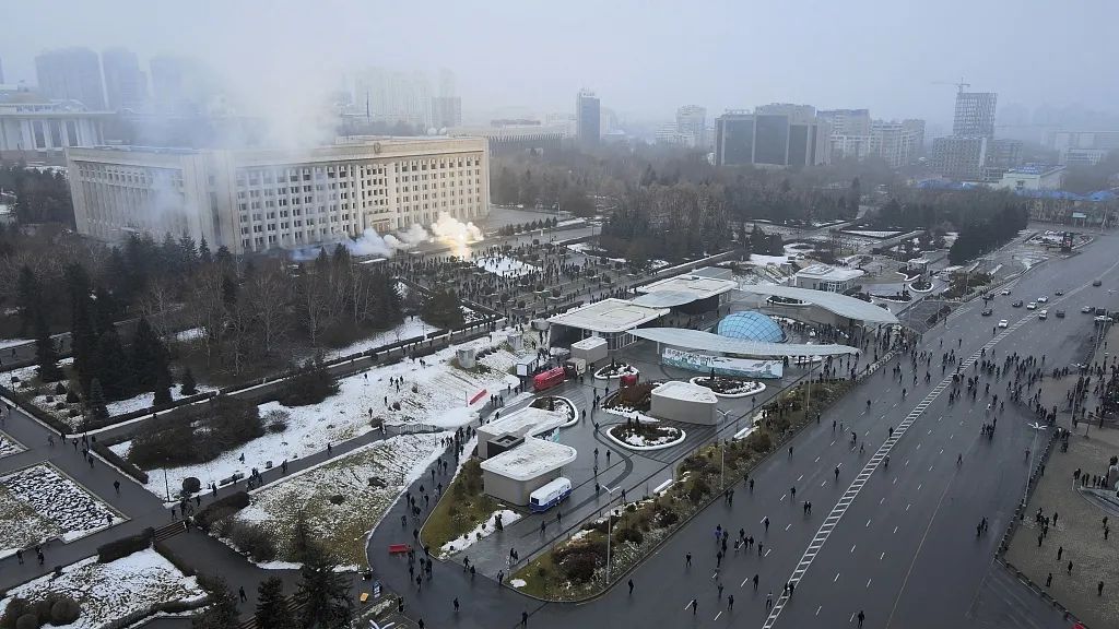 当地时间2022年1月5日，哈萨克斯坦阿拉木图，当地发生大规模非法集会。哈萨克斯坦多地因液化天然气涨价爆发抗议，阿拉木图市政府遭千余名抗议者冲击。图源：视觉中国