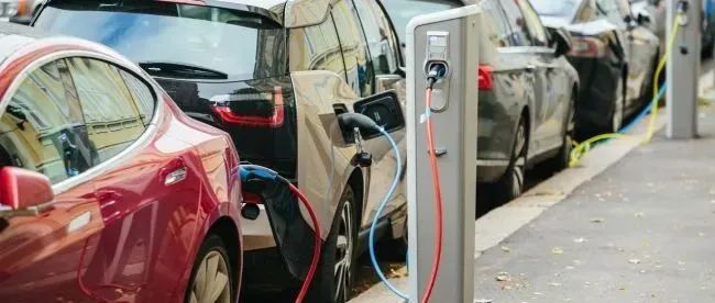 补贴退坡30%搅动新能源车市 部分企业自掏腰包设置过渡期 | 经观汽车