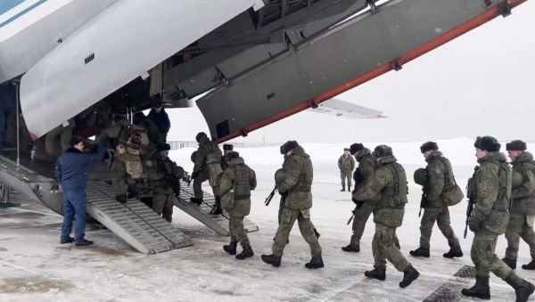这张1月6日的视频截图显示，在俄罗斯莫斯科州的契卡洛夫斯基机场，俄罗斯维和部队的士兵登上运输机，准备飞往哈萨克斯坦。新华社