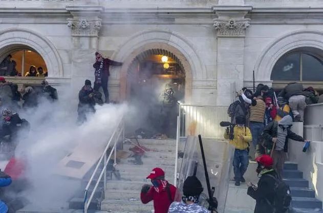 抗议者试图冲入国会大厦内。图源：视觉中国