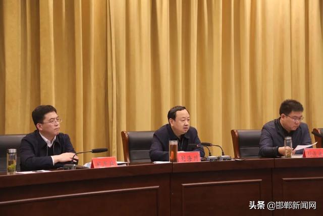 区委副书记郑军旗就根治拖欠农民工工资工作讲意见.