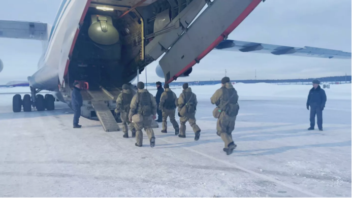 俄罗斯空降兵登上运输机前往哈萨克斯坦。