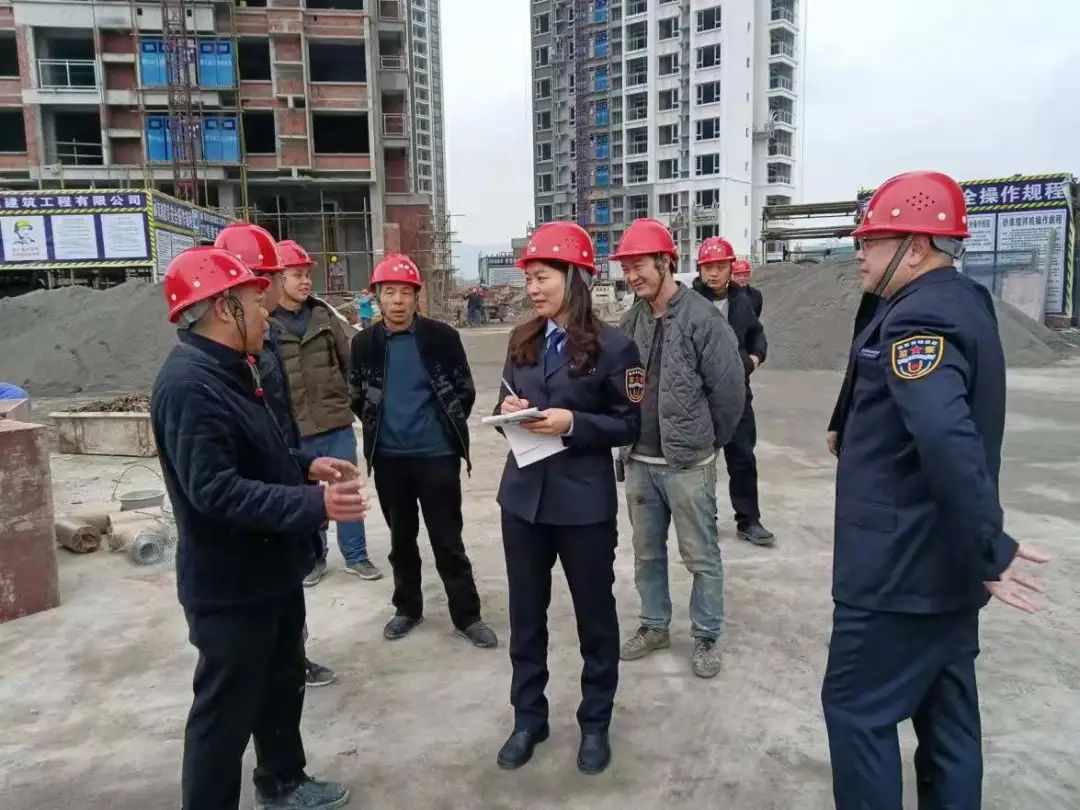 劳动保障监察部门工作人员工地走访。重庆市人力社保局 供图