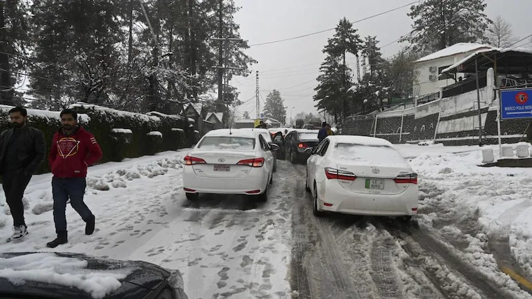 在巴基斯坦的穆里，车辆由于降雪被困（图源：外媒）