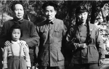 资料图 毛泽东与毛岸英（右二）、刘思齐（右一）