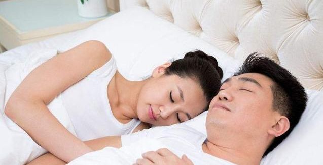 还是结婚很久的夫妻,有许多人都喜欢抱在一起睡觉,这是一种感情深厚的