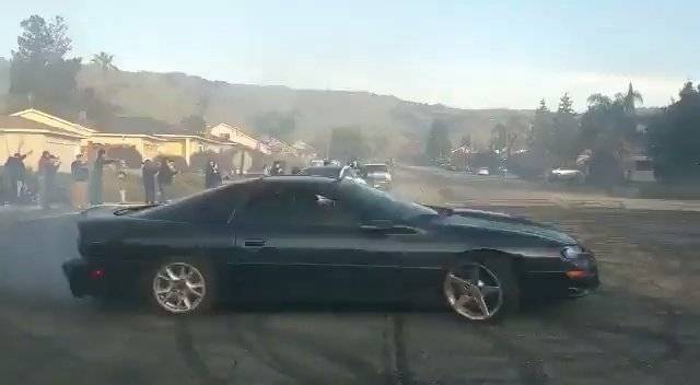 休息日马上结束了，不如来看看特斯拉漂移，找下明天上班的动力