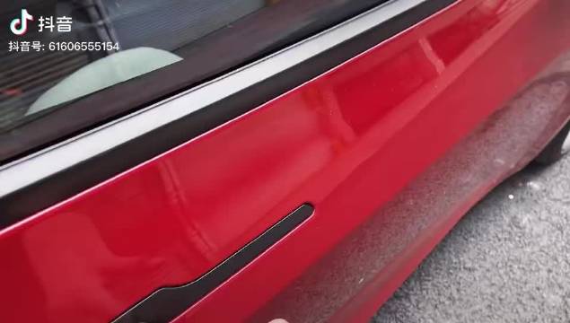 国产特斯拉疑减配膝部气囊 客服：因为作用不大