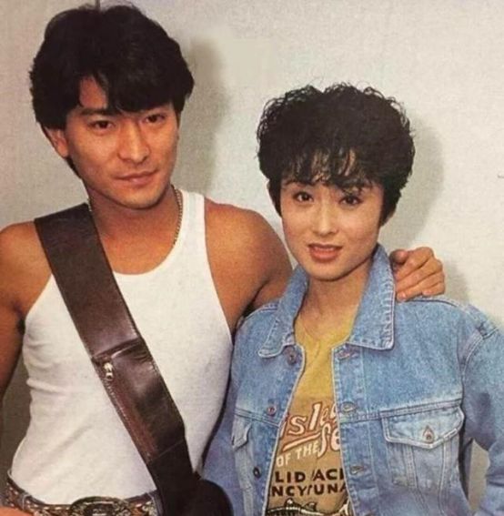 一组与著名女士的照片来看刘德华走红40年有多不易