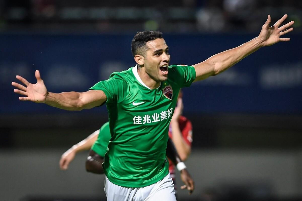 越南公布名单，国足助教团被炮轰，卡尔德克归化遇挫